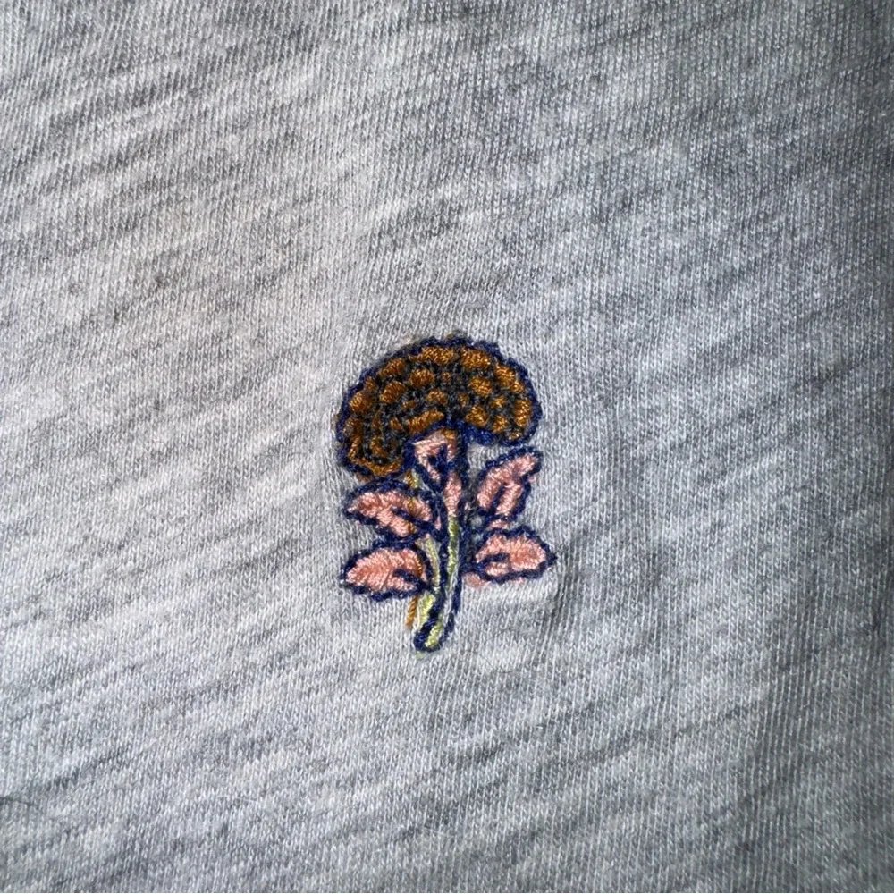 Lucky Brand Gray Short Sleeve T-Shirt with Embroidered Flowers - Picture 4 of 6